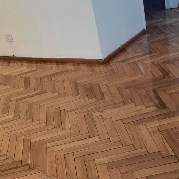HIDROLAQUEADO DE PISOS DE MADERA